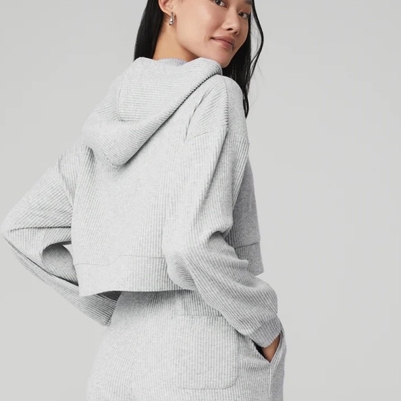 ALO Muse Hoodie | Ribbed, cropped sweatshirt - Picture 2 of 4